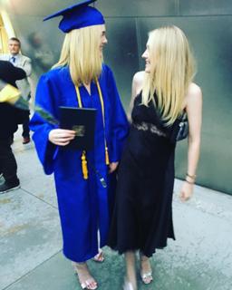Elle Fanning feet photo thumbnail
