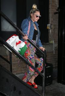 Miley Cyrus feet photo thumbnail