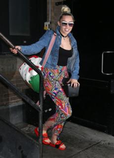 Miley Cyrus feet photo thumbnail