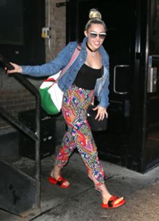 Miley Cyrus feet photo thumbnail