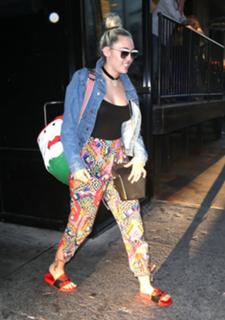 Miley Cyrus feet photo thumbnail