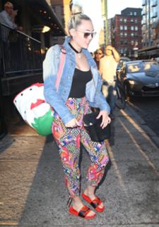 Miley Cyrus feet photo thumbnail