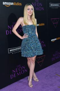 Dakota Fanning feet photo thumbnail