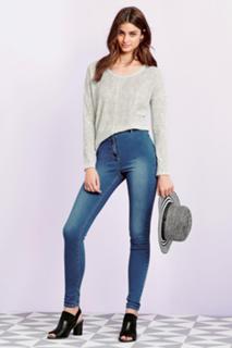 Taylor Hill feet photo thumbnail