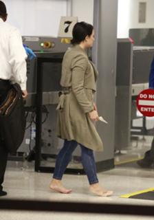 Demi Lovato feet photo thumbnail