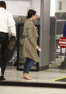 Demi Lovato feet photo thumbnail