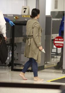 Demi Lovato feet photo thumbnail