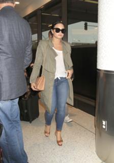 Demi Lovato feet photo thumbnail
