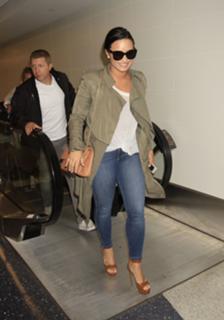 Demi Lovato feet photo thumbnail