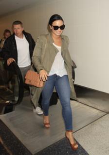 Demi Lovato feet photo thumbnail