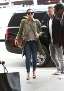 Demi Lovato feet photo thumbnail
