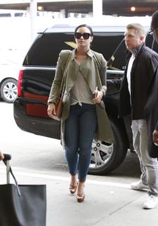 Demi Lovato feet photo thumbnail