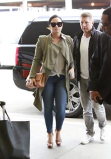 Demi Lovato feet photo thumbnail