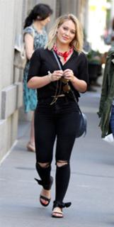 Hilary Duff feet photo thumbnail