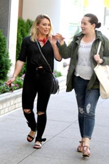 Hilary Duff feet photo thumbnail