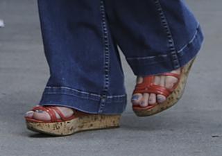Milla Jovovich feet photo thumbnail