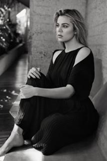 Khloé Kardashian feet photo thumbnail