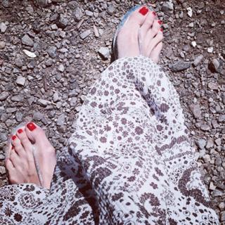 Katie Holmes feet photo thumbnail