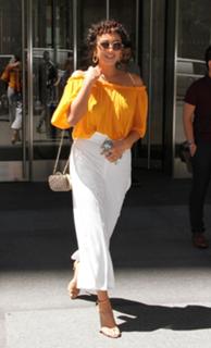 Shay Mitchell feet photo thumbnail