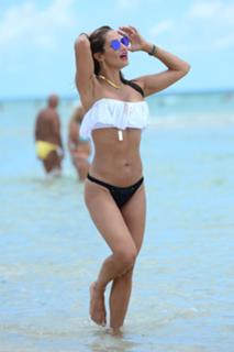 Jennifer Nicole Lee feet photo thumbnail