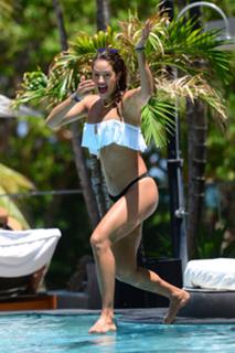 Jennifer Nicole Lee feet photo thumbnail