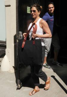 Jennifer Aniston feet photo thumbnail