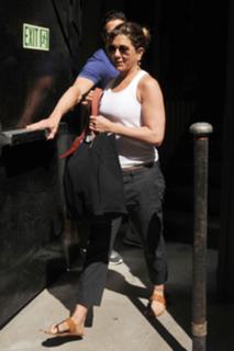 Jennifer Aniston feet photo thumbnail
