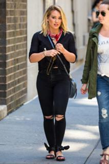 Hilary Duff feet photo thumbnail