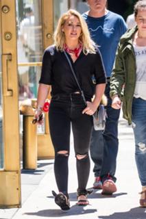 Hilary Duff feet photo thumbnail