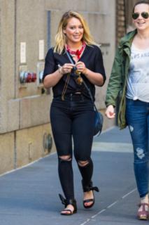 Hilary Duff feet photo thumbnail