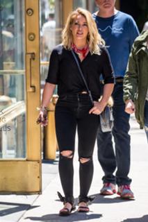 Hilary Duff feet photo thumbnail