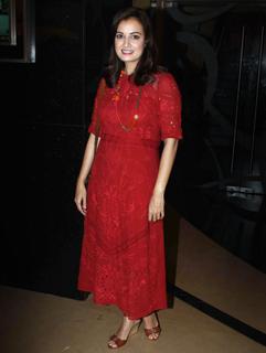 Dia Mirza feet photo thumbnail