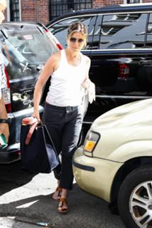 Jennifer Aniston feet photo thumbnail