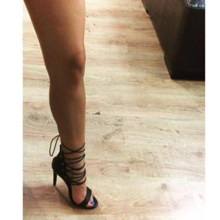 Claudia Romani feet photo thumbnail