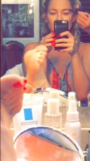 Kate Hudson feet photo thumbnail