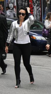 Demi Lovato feet photo thumbnail
