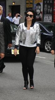Demi Lovato feet photo thumbnail