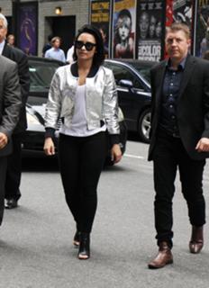 Demi Lovato feet photo thumbnail