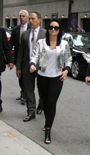 Demi Lovato feet photo thumbnail