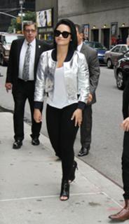 Demi Lovato feet photo thumbnail