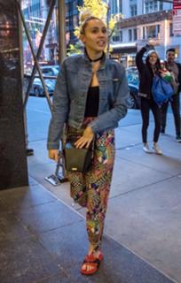 Miley Cyrus feet photo thumbnail