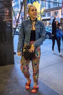 Miley Cyrus feet photo thumbnail