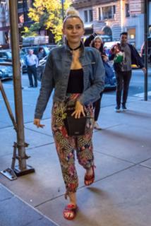 Miley Cyrus feet photo thumbnail