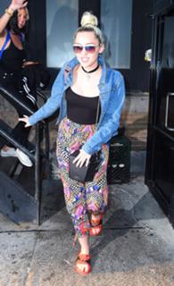 Miley Cyrus feet photo thumbnail