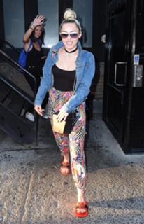 Miley Cyrus feet photo thumbnail