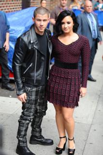 Demi Lovato feet photo thumbnail