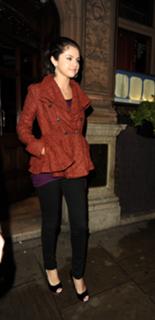 Selena Gomez feet photo thumbnail