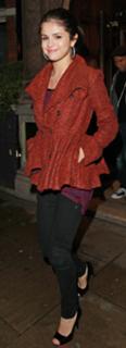 Selena Gomez feet photo thumbnail