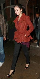 Selena Gomez feet photo thumbnail