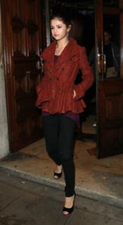 Selena Gomez feet photo thumbnail